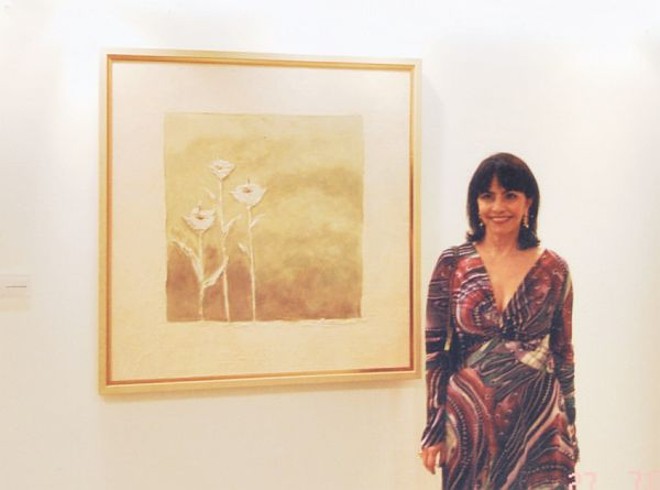 Destaque nas artes plásticas - Antônia Rocha Loures vem se dedicando com afinco à nova profissão de artista plástica. Suas belas obras, que vêm recebendo inúmeros elogios, foram aceitas no Salão de Artes Plásticas do Clube Curitibano, onde a bela tela da foto foi exposta com grande sucesso |