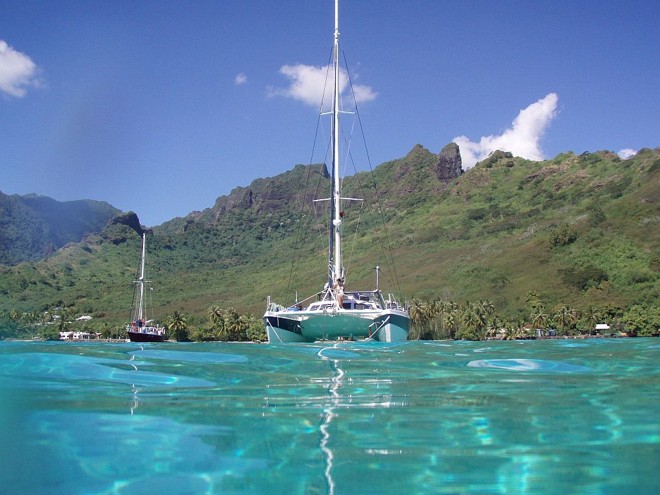 O veleiro Bravo ancorado na Ilha de Moorea, na Polinésia Francesa |