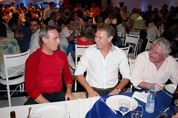 O presidente do Grupo J. Malucelli, Joel Malucelli (ao centro), em animado bate-papo com o empresário Wilson De Lara, da ALL Logística (à esq.) e João Gilberto Possiede, presidente da J. Maucelli Seguradora, na festa de confraternização do grupo, realizada no Buffet du Batel. De Lara compareceu na condição de amigo e membro do time de master comandado por Malucelli |