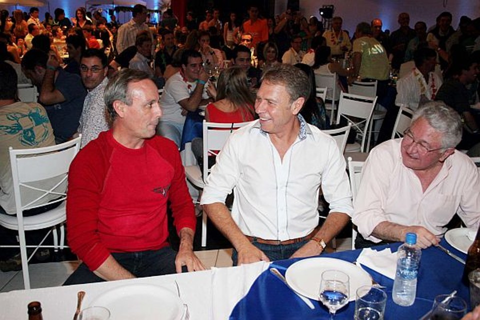 Correr é preciso O presidente do Grupo J. Malucelli, Joel Malucelli (ao centro), em animado bate-papo com o empresário Wilson De Lara, da ALL Logística (à esq.) e João Gilberto Possiede, presidente da J. Maucelli Seguradora, na festa de confraternização do grupo, realizada no Buffet du Batel. De Lara compareceu na condição de amigo e membro do time de master comandado por Malucelli |