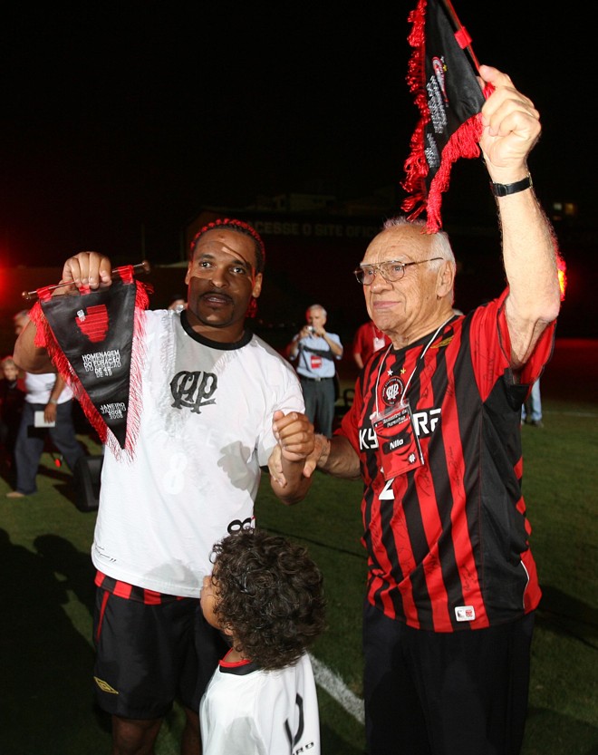 Time de 2008 quebrou o recorde de vitórias seguidas conquistado pelo Furacão de 1949: ano começou promissor para o rubro-negro |