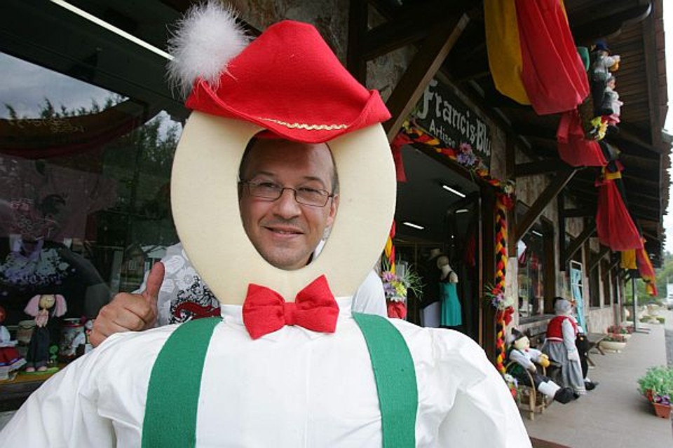 Alexandre Matos: movimento baixo na loja, mas turistas já começam a aparecer | Fotos: Daniel Castellano/Gazeta do Povo