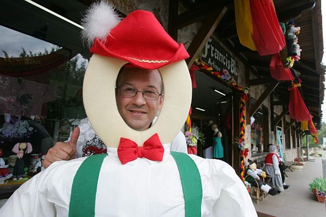 Alexandre Matos: movimento baixo na loja, mas turistas já começam a aparecer | Fotos: Daniel Castellano/Gazeta do Povo