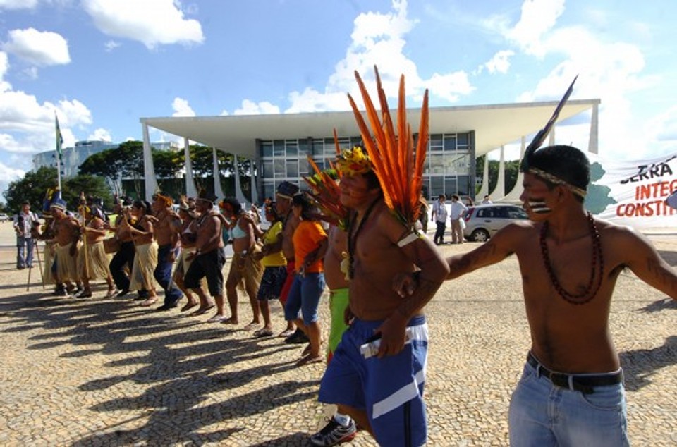 Índios fazem manifestação em frente ao Supremo Tribunal Federal, na véspera do julgamento da ação que pede a suspensão da demarcação contínua da Terra Indígena Raposa Serra do Sol | Agência Brasil