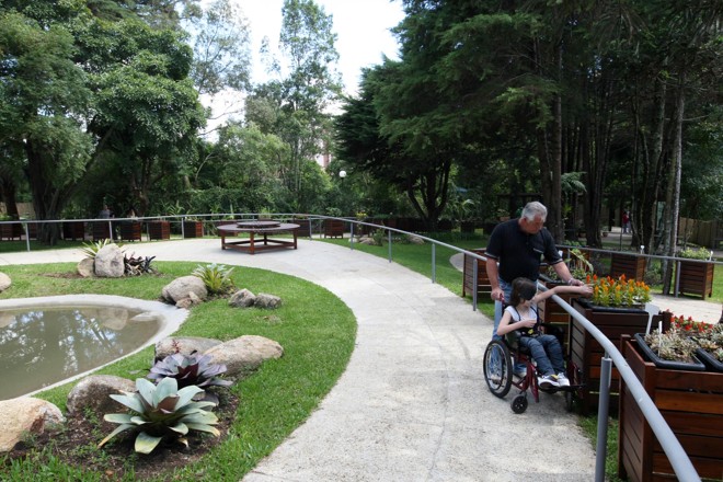 Vasos deixam as plantas em uma altura de um metro do chão para permitir o contato manual |