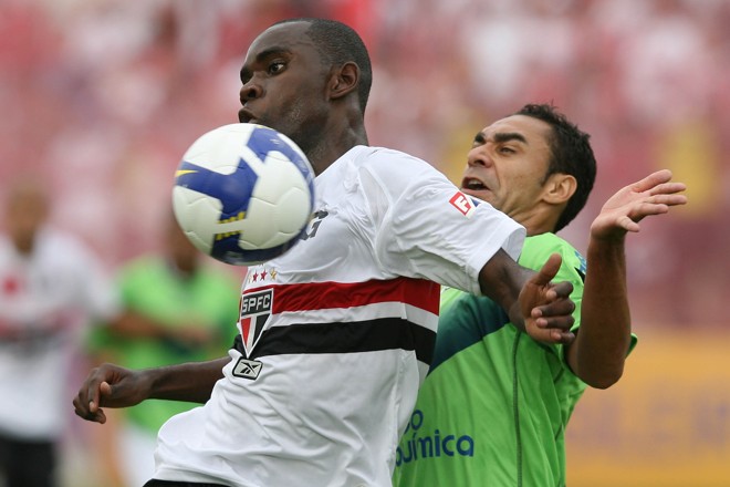 Quando a bola rolou, o Goiás tentou endurecer... | 