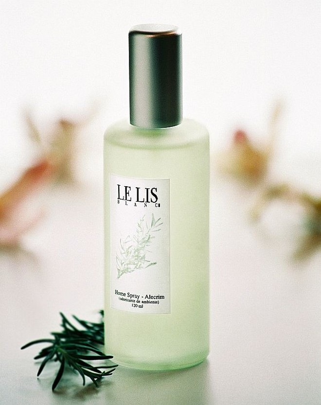 Home Spray de alecrim da Le Lis Blanc. A fragância também está disponível em velas e sabonetes líquido e em barra. Preço do spray: R$ 55. O refil de 500 ml custa R$ 79,50 | 