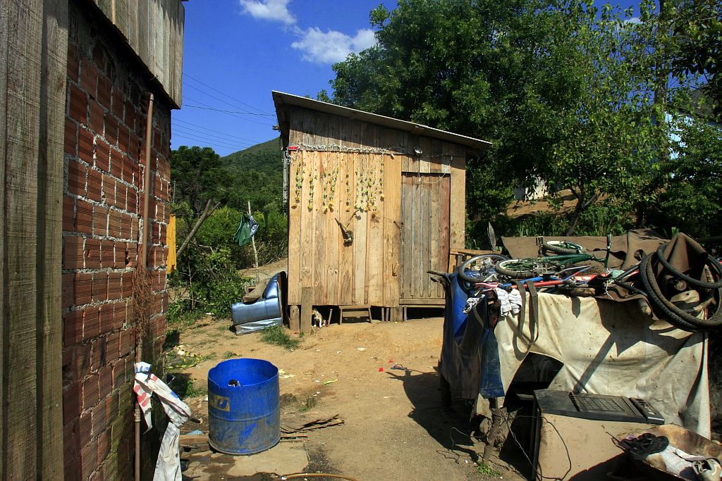 O pequeno barraco de madeira foi cenário da chacina: motivação teria sido envolvimento com drogas ou vingança | Daniel Dereveki/Gazeta do Povo
