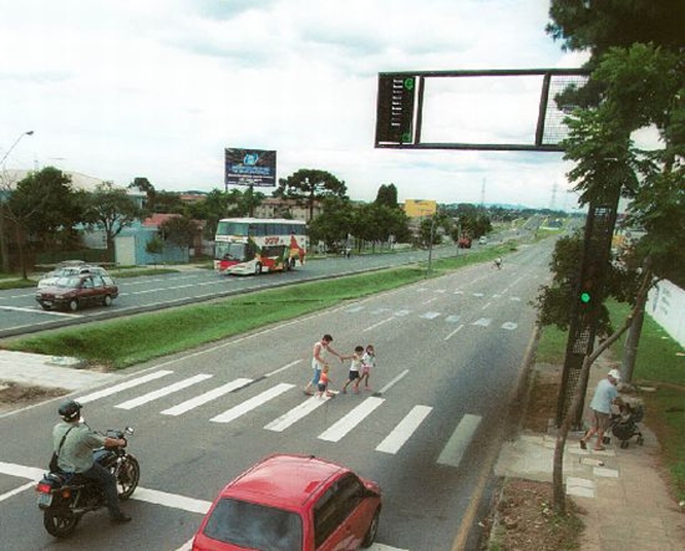Semáforos seqüenciais estão sendo trocados na avenida das Torres | Jonathan Campos/Arquivo da Gazeta do Povo