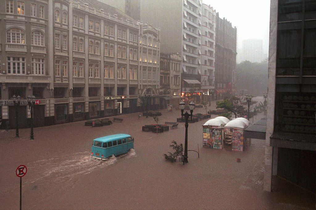 Em 1999, o Centro de Curitiba ficou alagado: chuva acima da média | Pedro Serápio/Gazeta do Povo