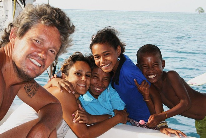 Cláudia e Ricardo recebem a visita de crianças do Arquipélago de Flores, na Indonésia |