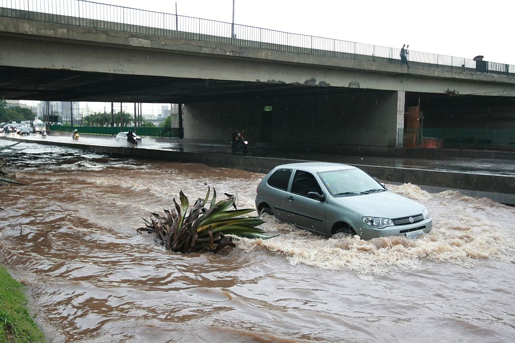A chuva também atingiu São Paulo ontem e provocou pelo 17 pontos de alagamento, atrapalhando o trânsito | Nilton Fukuda/Agência Estacdo