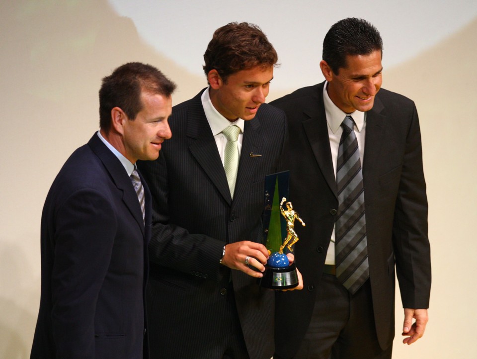Keirrison recebe o troféu | Ivo Gonzalez / Agência O Globo