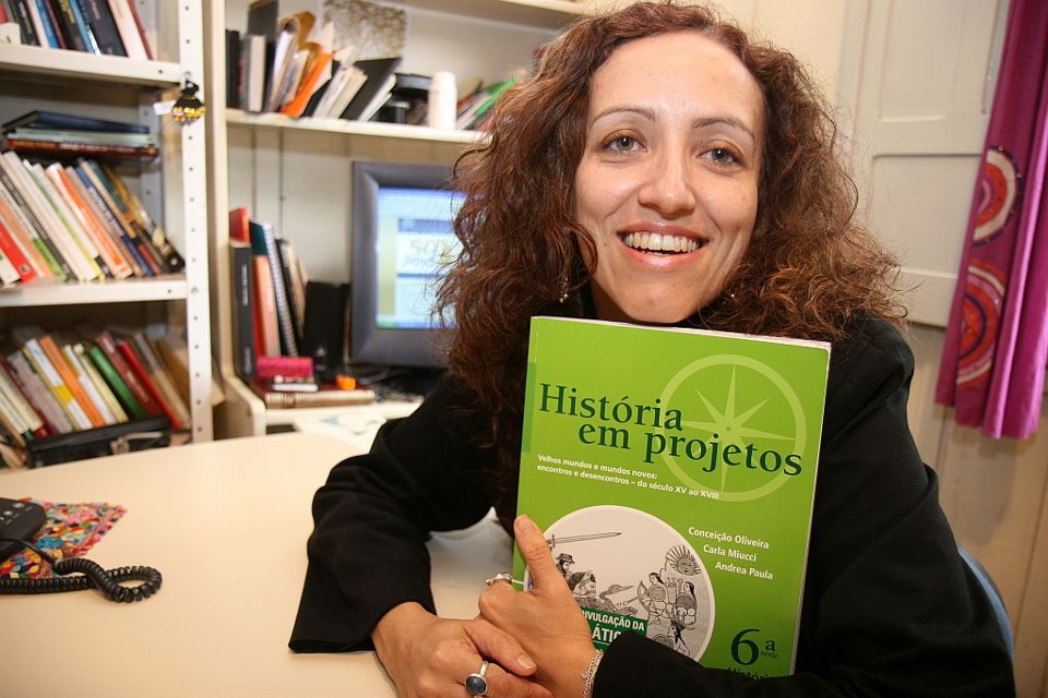 Livro escrito em viagens de ônibus vira referência no país Andrea não quis repetir os erros dos livros antigos, que têm uma visão única sobre a História | Henry Mileo/Gazeta do Povo