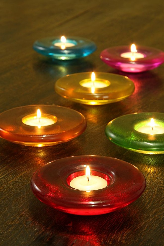 Porta-velas coloridos, da Perfeito Equilíbrio. Preço: R$ 15 cada | 