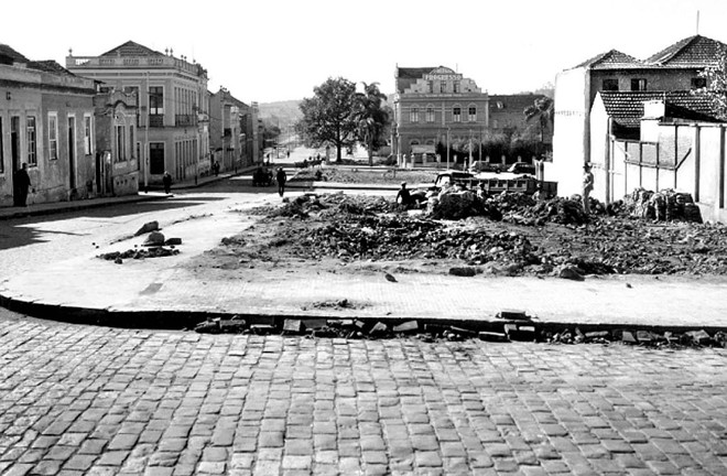 Alargamento da Rua Barão do Serro Azul, pelo Plano Agache. Ao fundo, a Cândido de Abreu. Foto de 1941 |