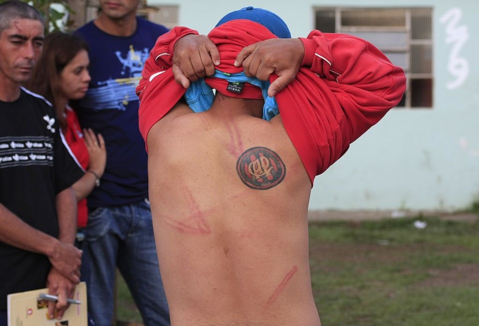 Segundo vítimas, os policiais usaram ripas do portão da casa para agredir aniversariantes e convidados | Giuliano Gomes/Gazeta do Povo