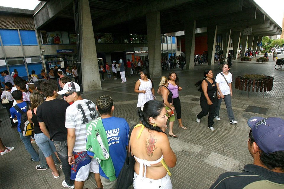 Estradas, rodoviárias e aeroportos lotados A rodoviária de Curitiba registrou movimento intenso durante o dia de ontem | Anieli Nascimento/Gazeta do Povo