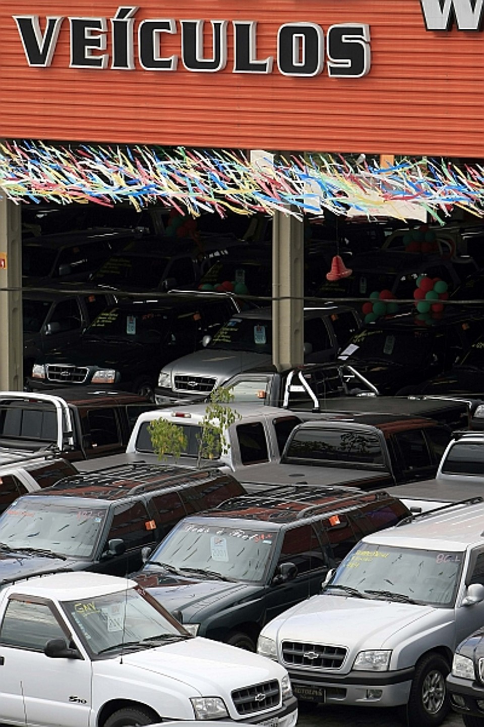 Estoque cheio: comércio de carros usados recuou pelo menos 30% em dois meses. | Hedeson Alves/Gazeta do Povo