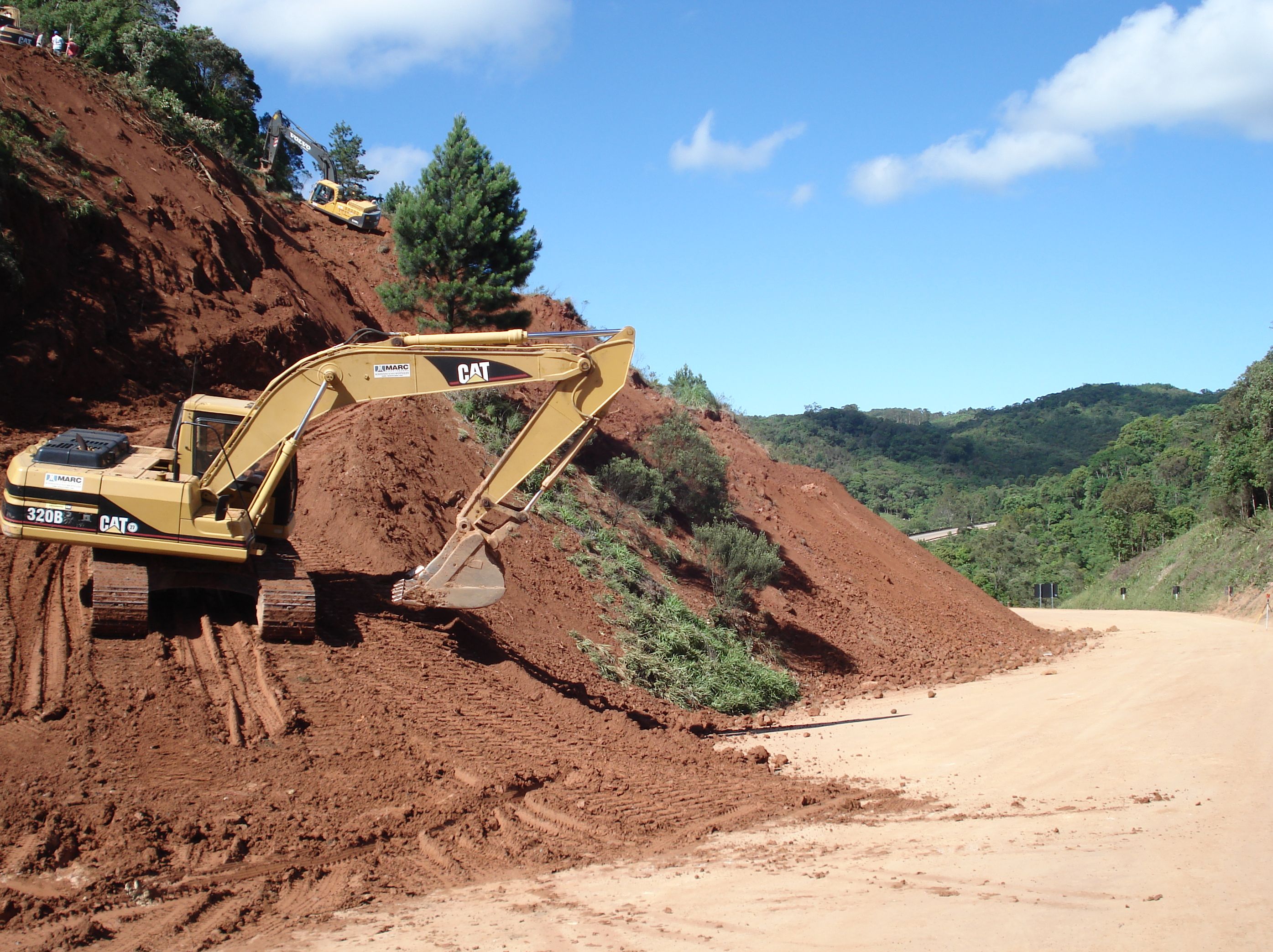 Homens trabalhavam no morro quando ele deslizou novamente na altura do km 663 da BR-376 | Divulgação/Polícia Rodoviária Federal