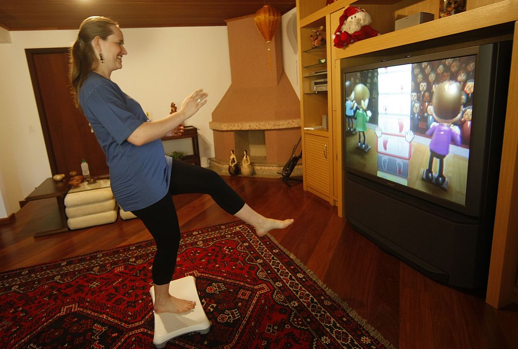 Fernanda, grávida de 6 meses, pratica os exercícios mais leves do Wii Fit | Valterci Santos/Gazeta do Povo