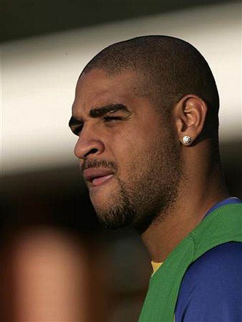Procurador diz que Adriano não defenderá o Flamengo em 2009 | Bruno Domingos / Reuters