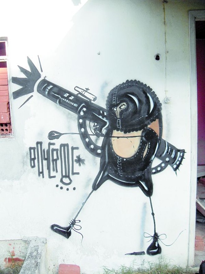 BayCroc referência ao primeiro dono da rede McDonalds, Ray Croc é uma batata que, vendo seus amigos de classe serem aniquilados por grandes empresas de fast food, tornou-se um guerrilheiro urbano |