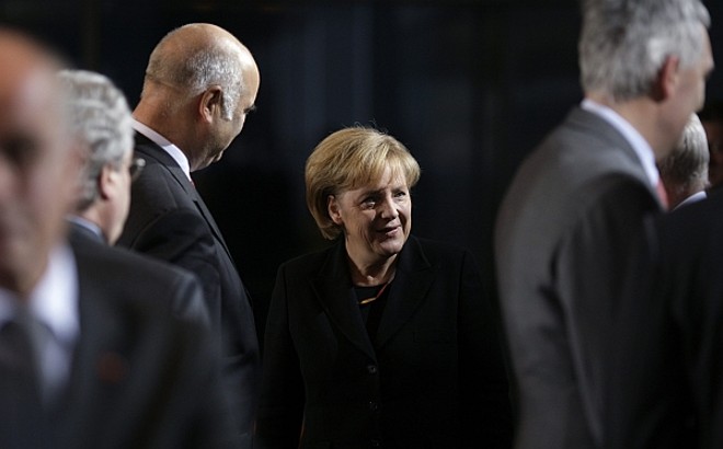 A primeira-ministra alemã, Angela Merkel, analisa mais um pacote anticrise no valor de 30 bilhões de euros. | HannibalHanschke/Reuters
