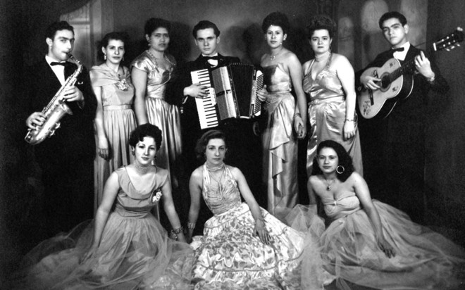 Bailarinas e músicos da Casa da Leonor, em 1954 |
