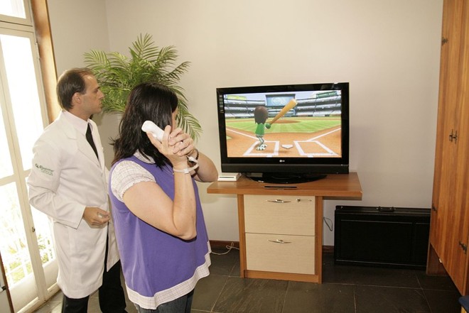 Paciente joga beisebol orientada pelo fisioterapeuta Graciotto |