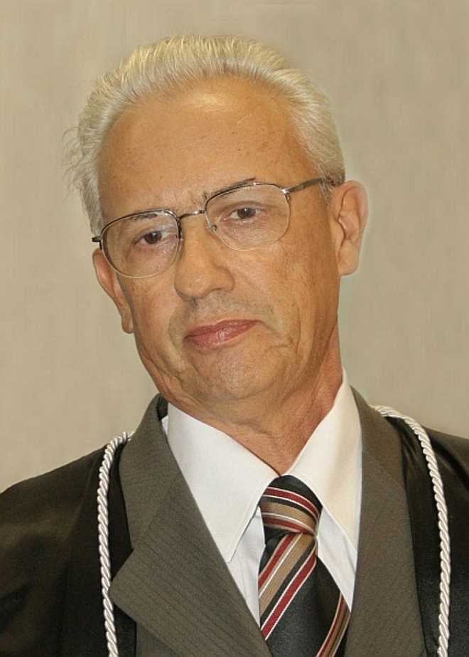 Carlos Hoffmann é o candidato mais próximo do atual presidente. | 