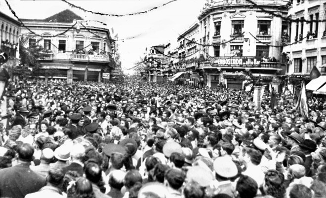 Avenida tomada pelo povo, em 1943, para ver Getúlio Vargas |