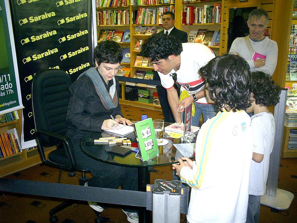 Adriana Calcanhotto fez tarde de autógrafos em Curitiba no último sábado | Patrícia F. Pereira