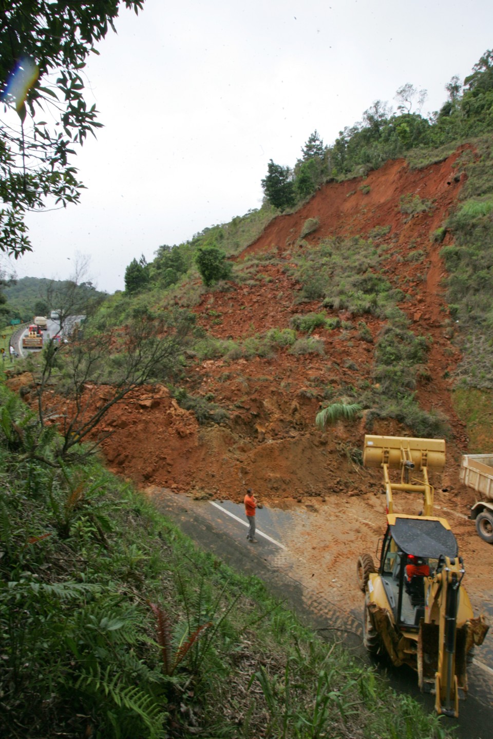 Queda de barreira bloqueia totalmente a pista no sentido Parana-Santa Catarina desde a manhã de terça (2) | Marcelo Elias / Gazeta do Povo / 02.12.2008