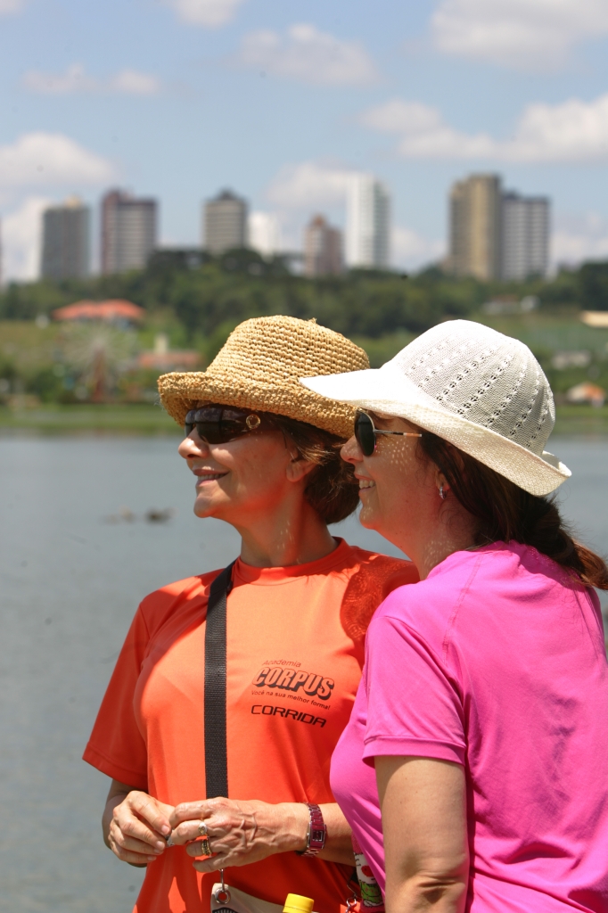 Maria das Graças levou a sobrinha ao Parque Barigüi, com todos os cuidados para se proteger do sol | Marcelo Elias/Gazeta do Povo