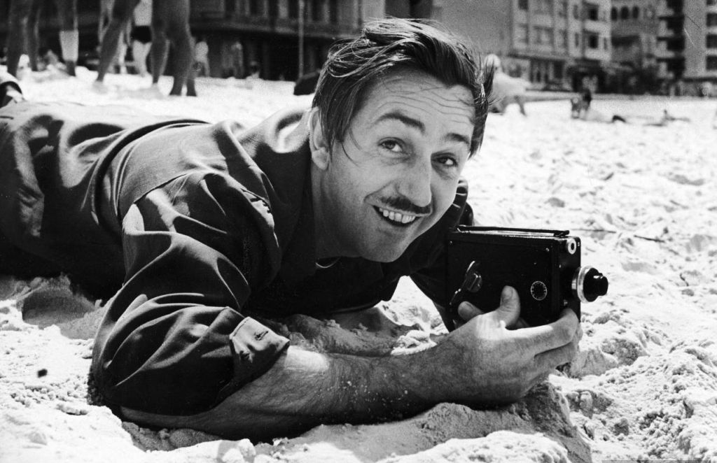 Walt Disney filma numa praia do Rio de Janeiro, em 1941: uma das imagens do acervo da revista, agora aberto aos internautas. | Hart Preston/Time Inc.