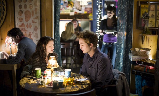Edward e Bella: o vampiro abre espaço para um triângulo amoroso na seqüência 