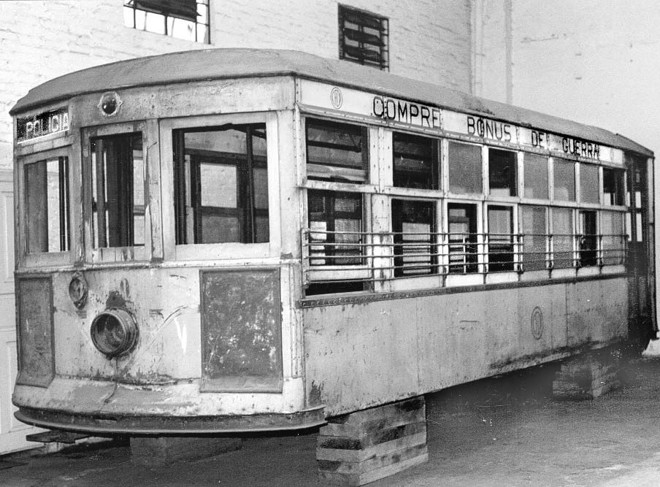 Velho bonde de Curitiba na estação, em 1980 |