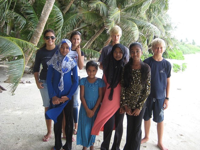 Lygia e Giovanna com colegas americanos e crianças locais nas Ilhas Maldivas |