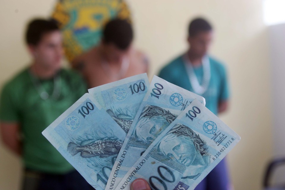 Grupo é preso ao comprar pão com nota falsa de R$ 100 Orientação é para que comerciante entre em contato com a polícia se desconfiar que a nota é falsa | Hedeson Alves/Gazeta do Povo