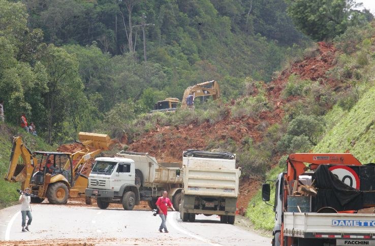 Pista da BR 376 já foi limpa. O que sobrou do barranco, na margem da estrada, será derrubado | Marcelo Elias/Gazeta do Povo