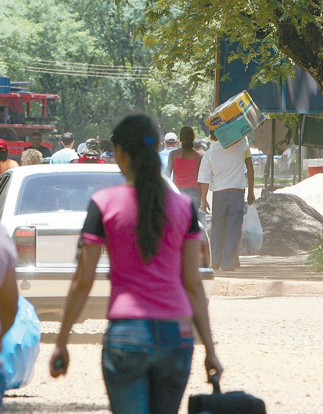 A pé, muitos sacoleiros conseguem escapar da fiscalização da Receita Federal |