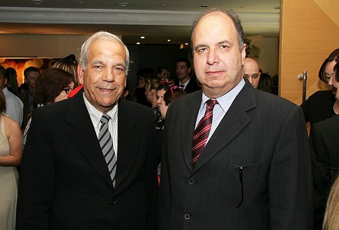 Jayme Canet Neto (à dir.), diretor-presidente da Rede Deville, foi o anfitrião da festa Noite das Estrelas, realizada no Hotel Deville Rayon. Entre os convidados, estava o reitor da Universidade Positivo, Oriovisto Guimarães |