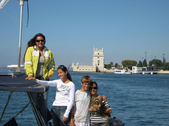 Família Portela diante da Torre de Belém, em Lisboa, Portugal |