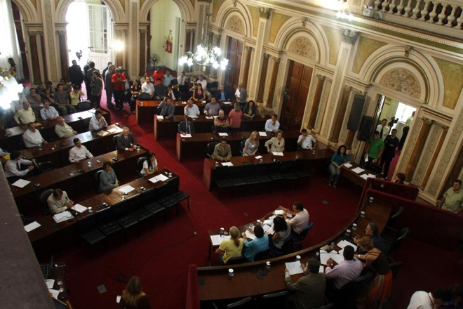 Plenário da Câmara de Curitiba: apenas 13,4% dos eleitores conseguiram citar o nome de 3 dos 38 vereadores que vão tomar posse na quinta-feira | 