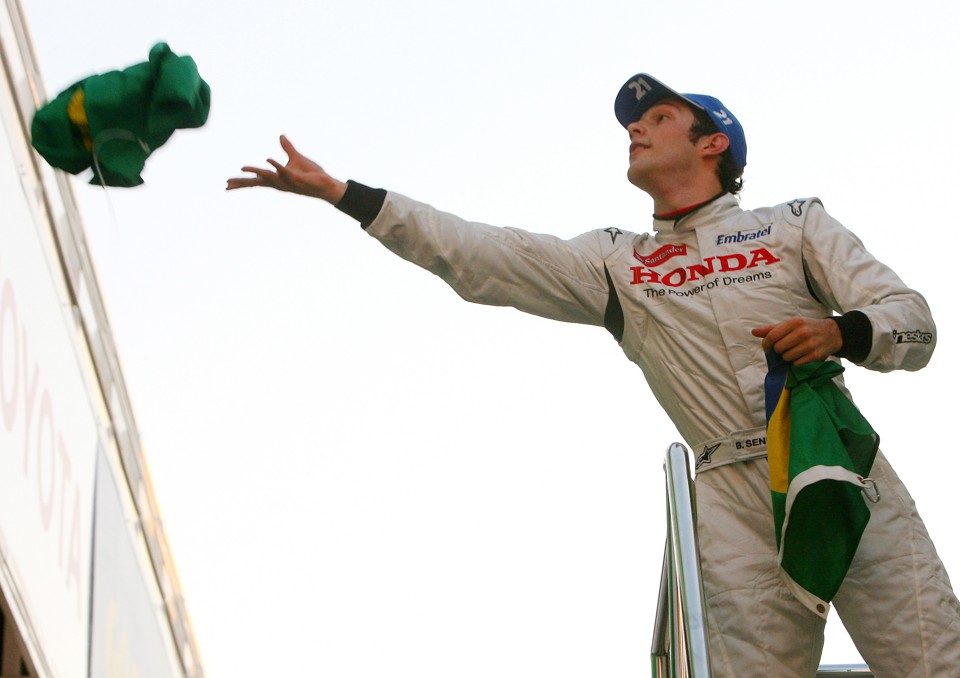 De acordo com o La Stampa, a escolha de Bruno Senna para substituir Rubens Barrichello se deve a relação estreita entre a Embratel o piloto | JOSEP LAGO/AFP