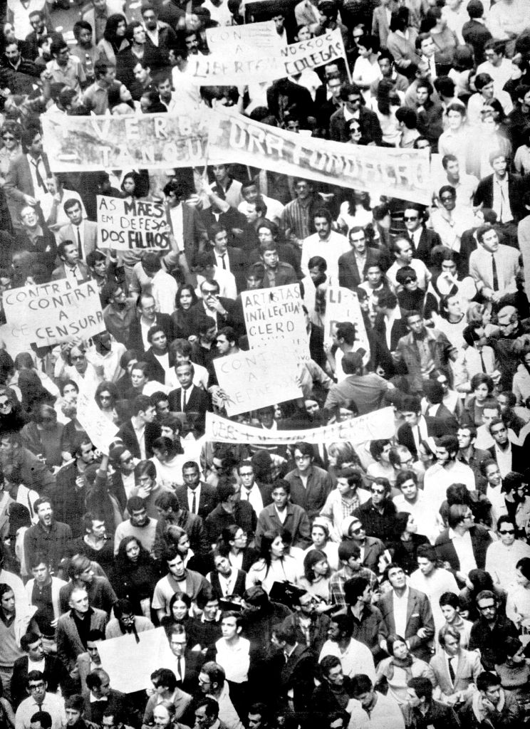 Os brasileiros se manifestaram contra a ditadura, como a Passeata dos Cem Mil, no Rio de Janeiro, em 1968 em protesto à morte do estudante Edson Luís. Mas historiadores dizem que a sociedade deu bastante suporte ao regime | AE