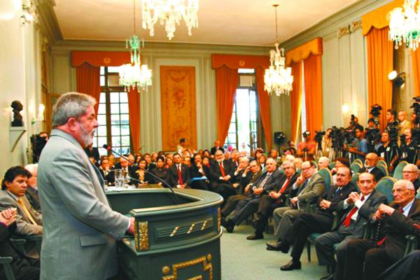 Lula e a correta ortografia- O presidente Lula fala aos imortais da Academia Brasileira de Letras, em apoio às reformas ortográficas discutidas com Portugal e os outros países lusófonos. Na foto do paranaense Ricardo Stuckert, o importante colóquio de ortografia luso-brasileira, na casa de Machado de Assis, no centro do Rio. |