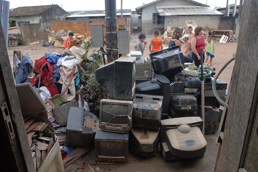 Moradores fazem as contas dos estragos em uma vila de Itajaí, em Santa Catarina: eletrodomésticos, móveis e outros artigos inutilizados pela chuva são jogados fora pela população | Glaico Covre/Diário Catarinense