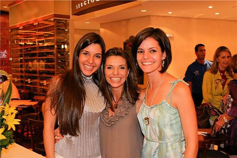 As três belas Mansur- Christhiane Mansur posa para Zoom, ladeada pelas irmãs Maria Victória e Ana Letícia, no Park Gourmet do Barigüi, onde inaugurou a segunda franquia do Pasta Gialla, projeto da arquiteta Cláudia Pereira. (Daniel Sorrentino fotografou) | 